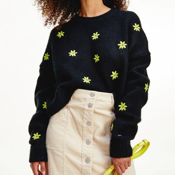 Tommy Hilfiger Sweaters - Tommy Hilfiger Cropped Black Sweater Yellow Daisies Embroidered – Size M